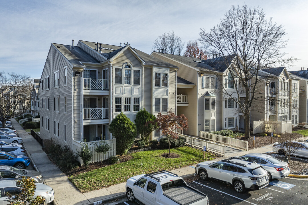 Fairfield House in Fairfax, VA - Building Photo