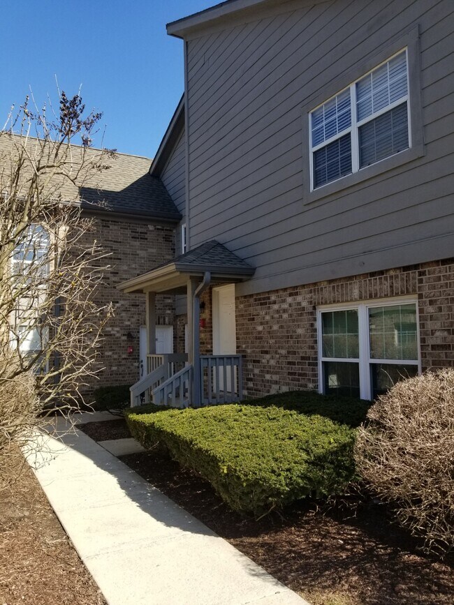 15 FOXCROFT Rd, Unit 207 in Naperville, IL - Building Photo - Building Photo