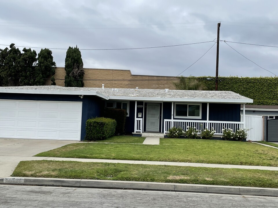 5631 E Vernon St in Long Beach, CA - Foto de edificio