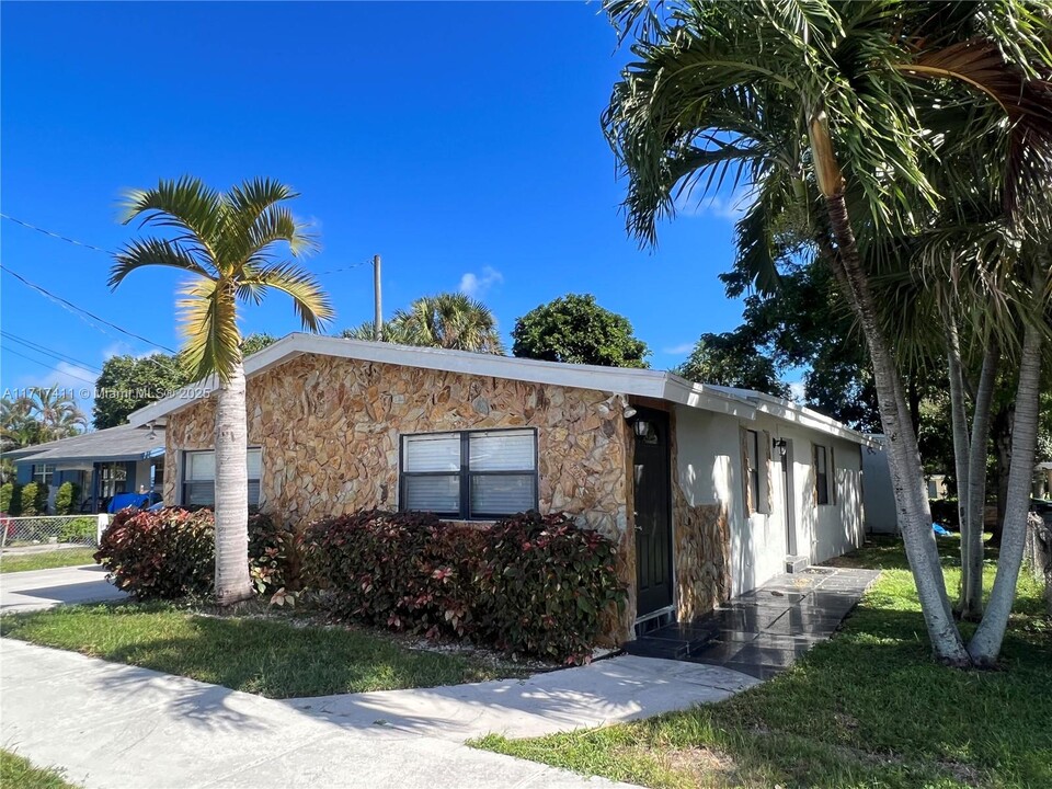 113 NW 13th Ave in Dania Beach, FL - Building Photo