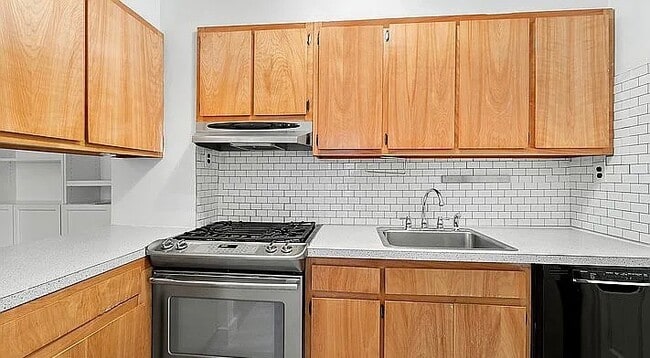305 Washington Ave in Brooklyn, NY - Building Photo - Building Photo