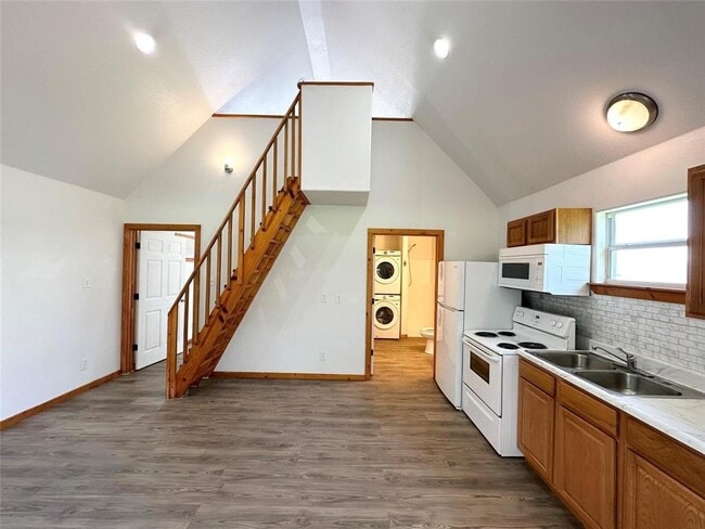 403 Free Timber Ln in Stockdale, TX - Building Photo - Building Photo