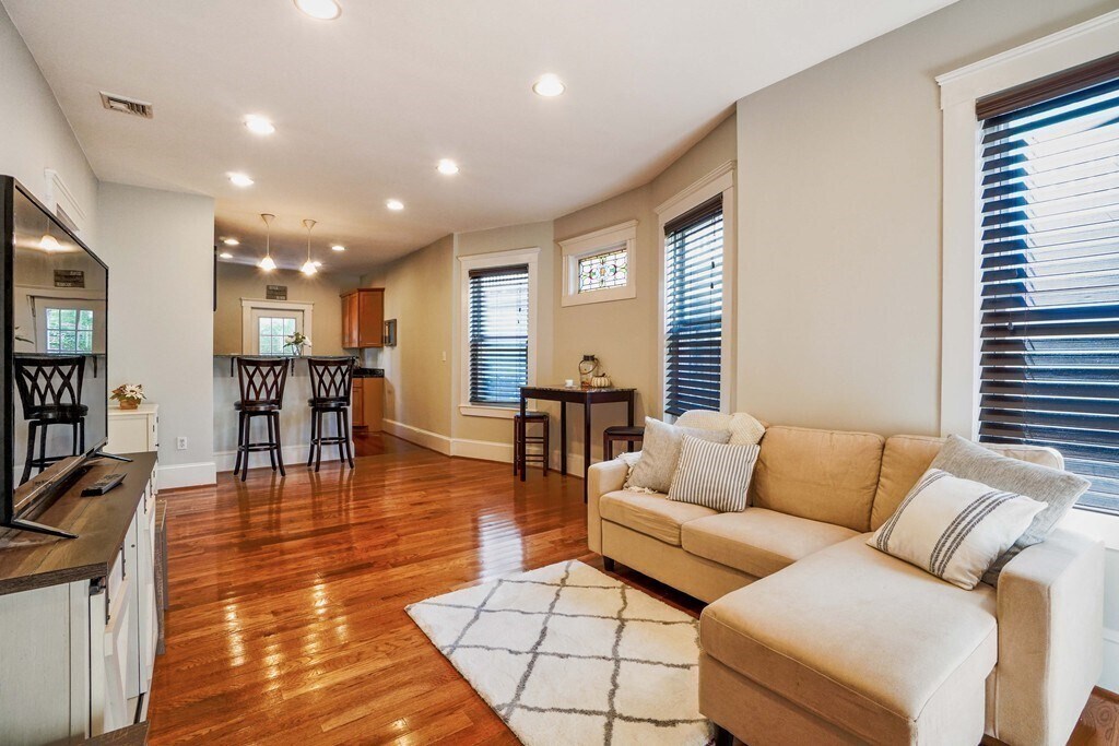 7 Treadway Rd in Boston, MA - Building Photo