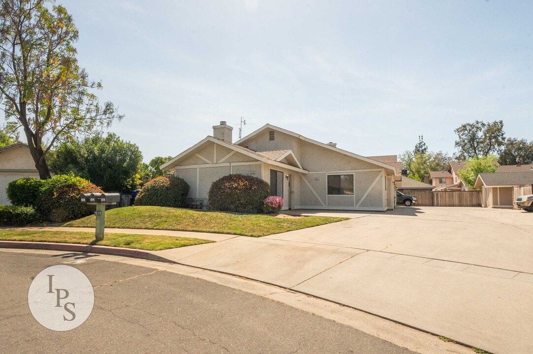 7579 N Angus St-Unit -101 in Fresno, CA - Building Photo