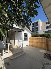 1621 1/2 S Berendo St in Los Angeles, CA - Foto de edificio - Building Photo