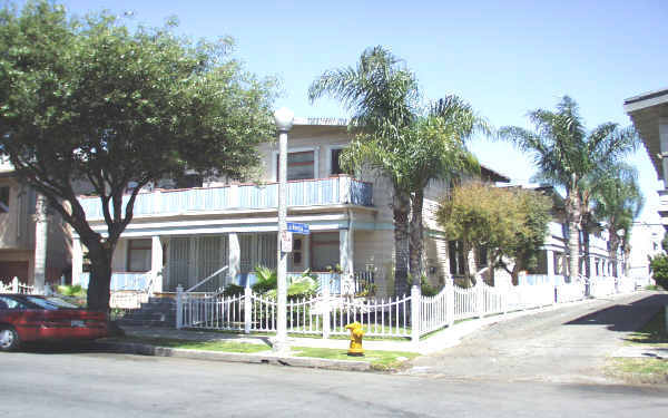 726 Chestnut Ave in Long Beach, CA - Foto de edificio - Building Photo