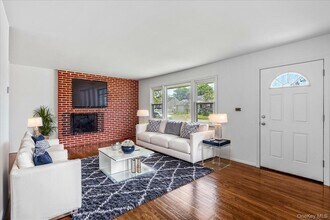 19 Dakota St in Hicksville, NY - Building Photo - Building Photo