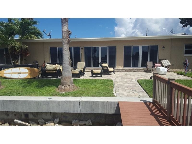 345 Capri Blvd in St. Petersburg, FL - Foto de edificio