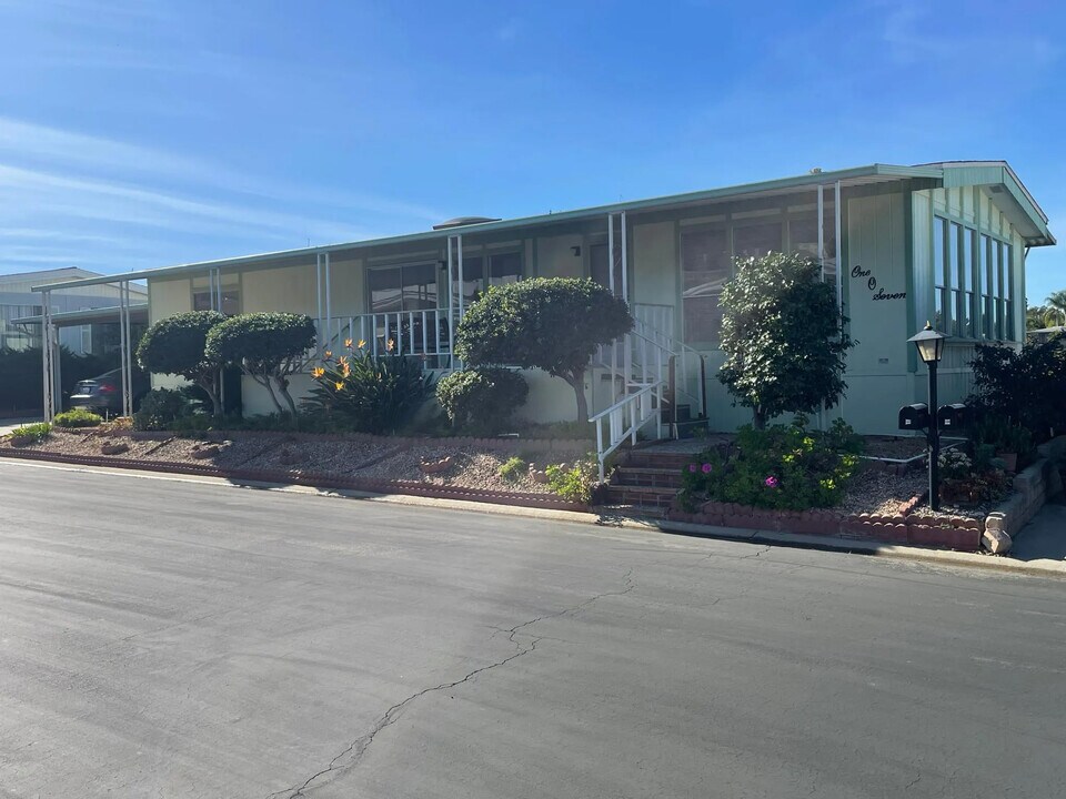 1195 La Moree Rd in San Marcos, CA - Building Photo