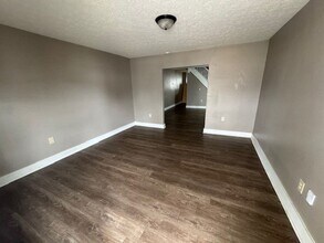 Newly Renovated 3BR/1BA Townhome located close to downtown Indy in Indianapolis, IN - Foto de edificio - Building Photo