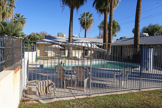 Oak Plaza Apartments in Phoenix, AZ - Building Photo - Building Photo