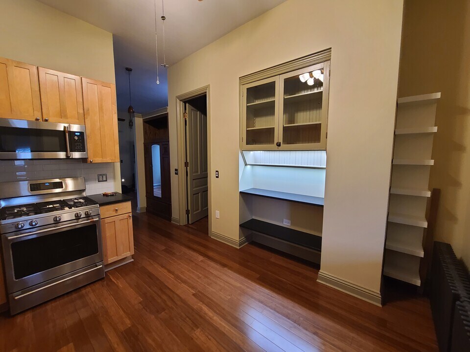 2092 N Milwaukee Ave, Unit 2 rear in Chicago, IL - Building Photo