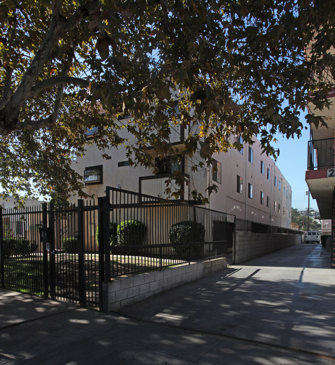 238 S Avenue 55 in Los Angeles, CA - Foto de edificio