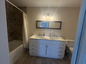 253 Lisbon St in Lisbon, ME - Foto de edificio - Building Photo