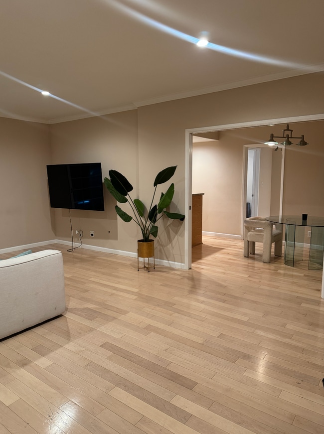 property at 8550 Holloway Dr