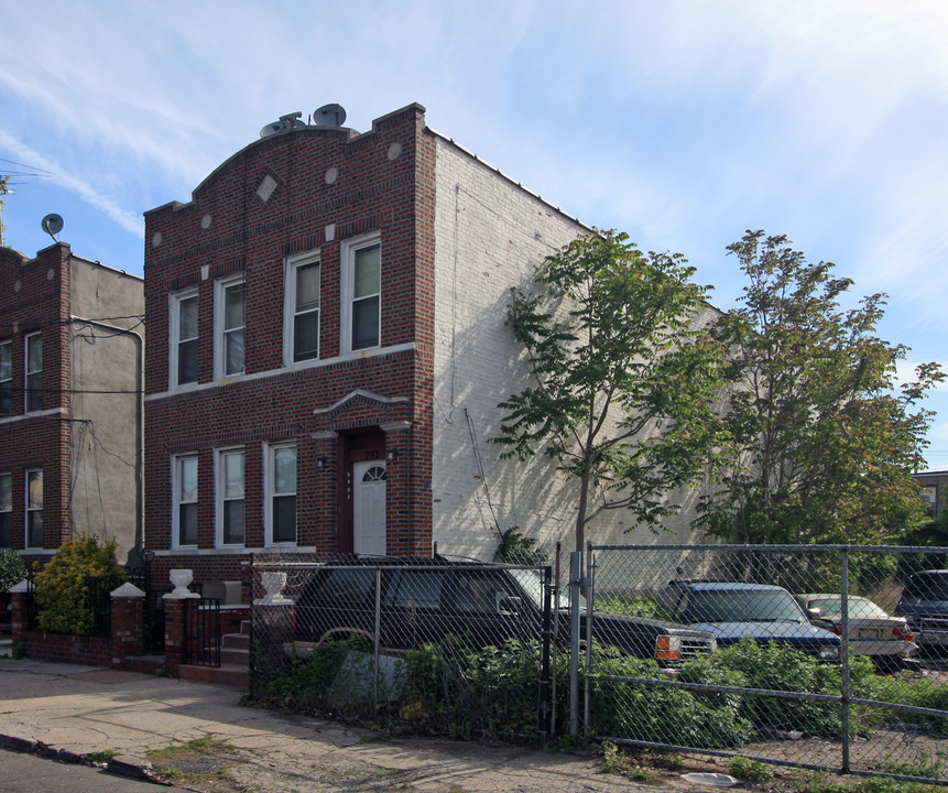 733 Hinsdale St in Brooklyn, NY - Building Photo