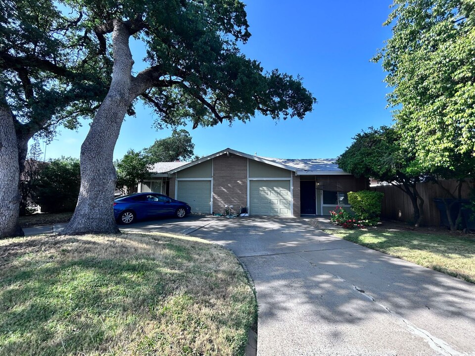 4713-4715 Greenholme Dr in Sacramento, CA - Building Photo