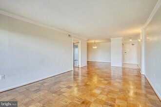 1300 Army Navy Dr in Arlington, VA - Building Photo - Building Photo