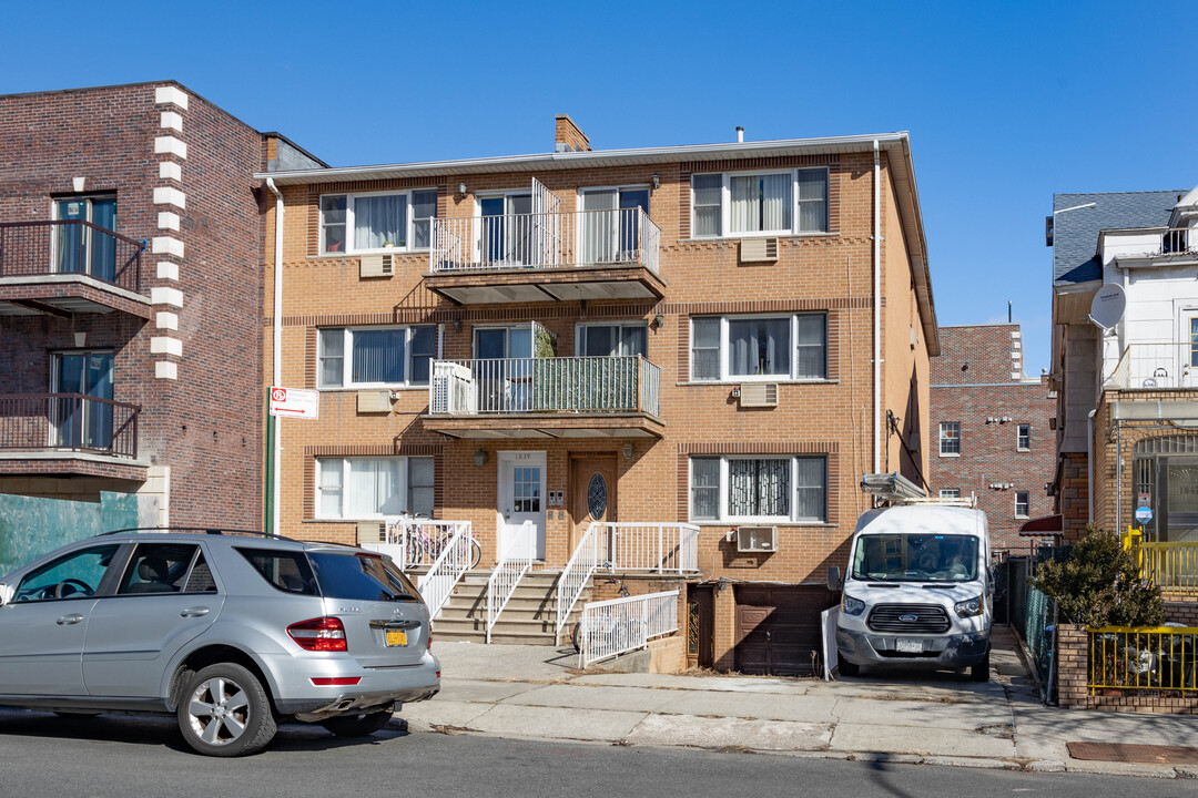 1839 Benson Ave in Brooklyn, NY - Foto de edificio