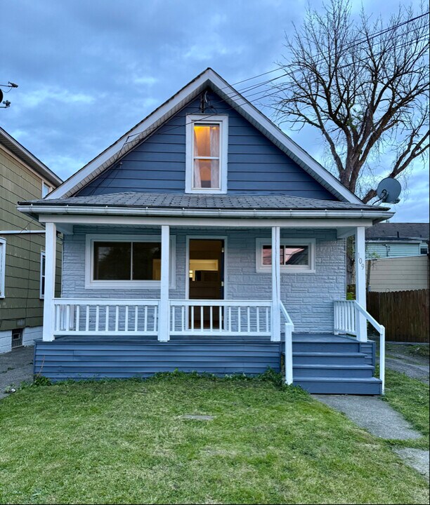 109 6th Ave in North Tonawanda, NY - Building Photo