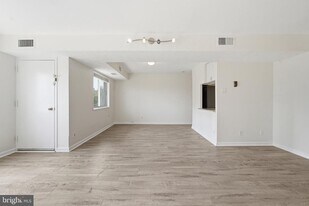 5340 Holmes Run Pkwy in Alexandria, VA - Building Photo