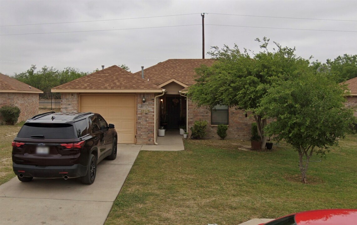 108 Round Rock Dr in Eagle Pass, TX - Foto de edificio