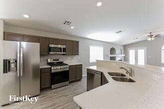 5217 N Painted Pebble St in North Las Vegas, NV - Foto de edificio - Building Photo