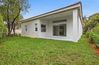 1039 Bluewood Terrace in Weston, FL - Building Photo - Building Photo