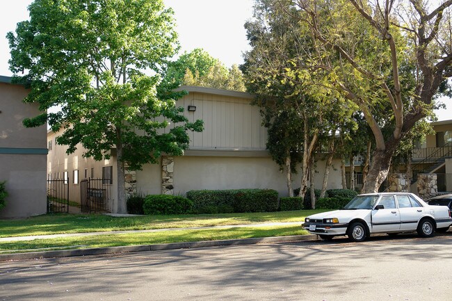 11661 Stuart Dr in Garden Grove, CA - Foto de edificio - Building Photo
