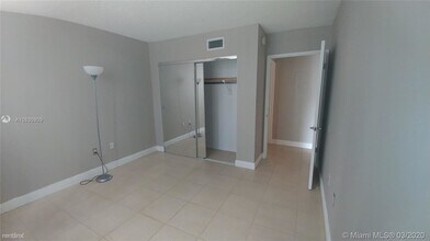 8251 NW 8th St in Miami, FL - Building Photo - Building Photo