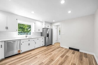 557 Maple Rd in Longmeadow, MA - Building Photo - Building Photo