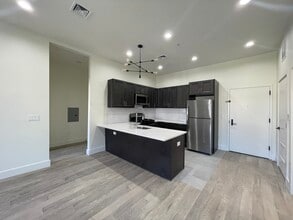 604 Bloomfield in Bloomfield, NJ - Foto de edificio - Building Photo