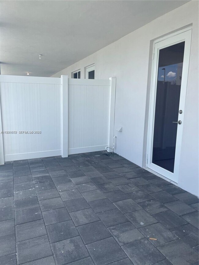 10300 NW 66th St in Doral, FL - Building Photo - Building Photo