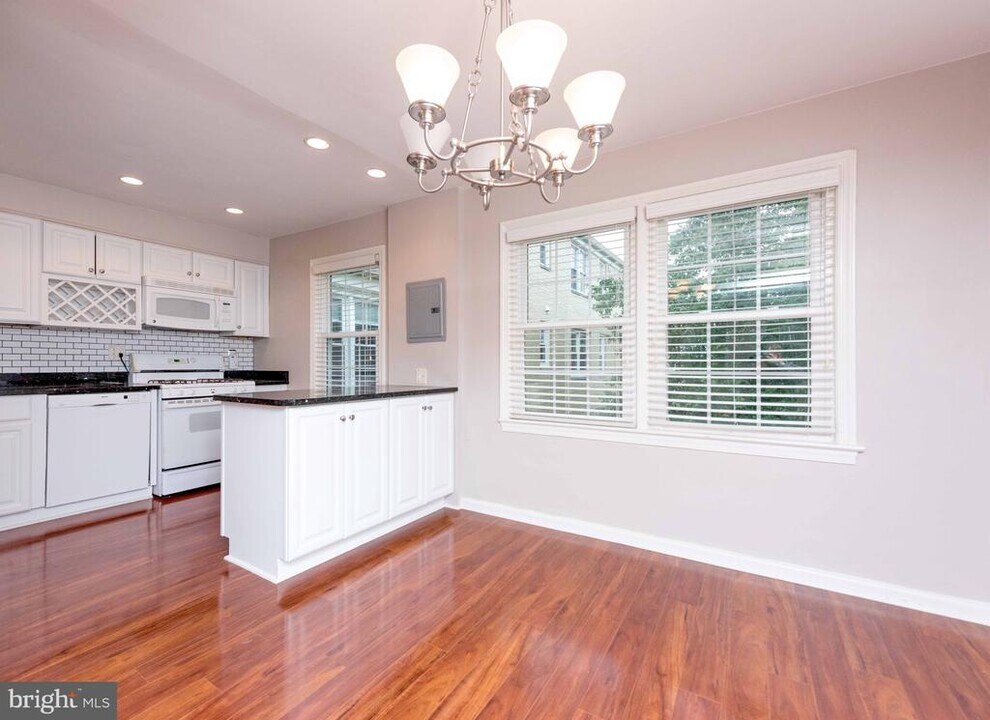 6512 Boulevard View in Alexandria, VA - Building Photo