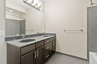 120 N Desplaines St in Chicago, IL - Foto de edificio - Building Photo