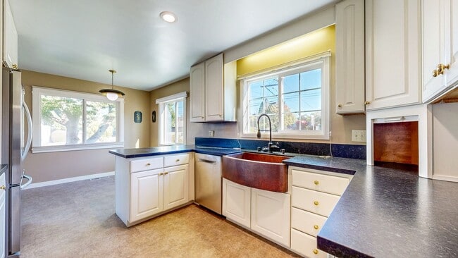 property at 1827 Creekside Rd