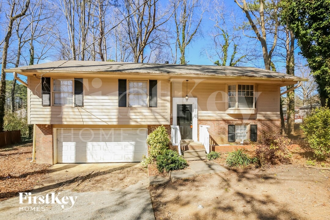 1080 Buckhurst Dr in College Park, GA - Foto de edificio