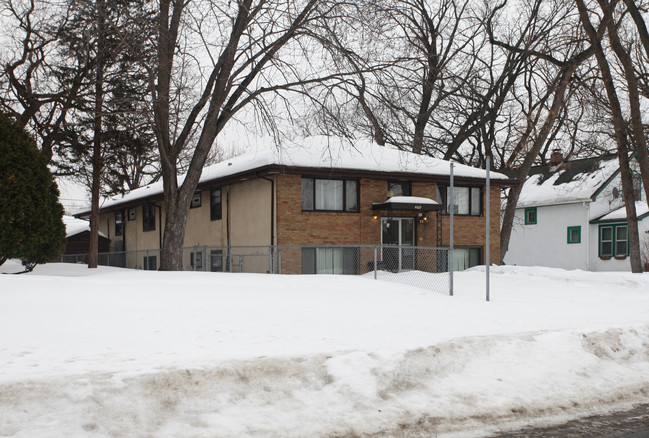 4609 University Ave NE in Columbia Heights, MN - Building Photo - Building Photo