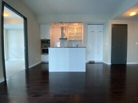 14 York St in Toronto, ON - Building Photo