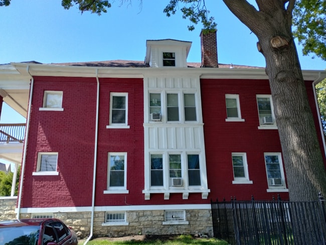 2120 Linwood Blvd in Kansas City, MO - Foto de edificio - Building Photo