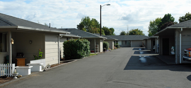 Cypress Villa Apartments in Salem, OR - Foto de edificio - Building Photo