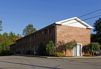Hilltop Apartments and Townhomes in Kirtland, OH - Foto de edificio - Building Photo