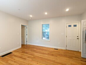 44 Cogswell Ave, Unit 3 in Cambridge, MA - Foto de edificio - Building Photo