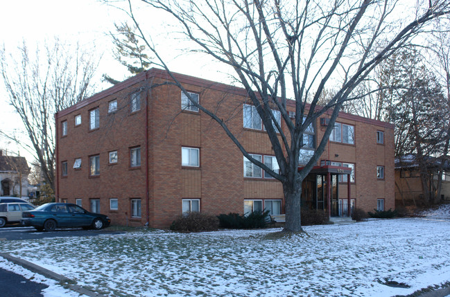 970 43 1/2 Ave NE in Columbia Heights, MN - Foto de edificio - Building Photo