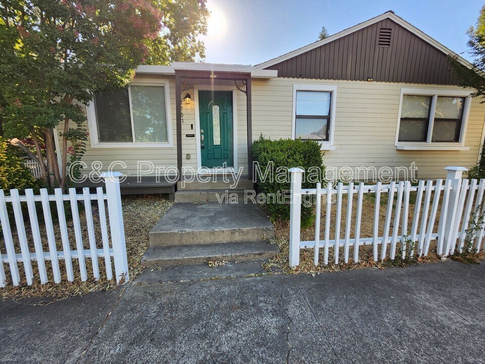2701 42nd St in Sacramento, CA - Building Photo