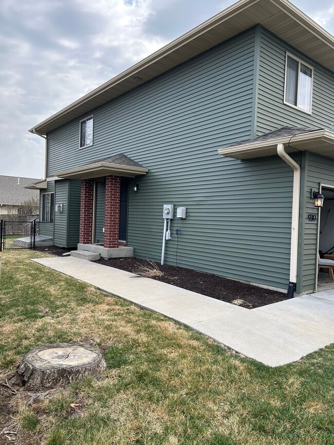 930 Stinocher St in Solon, IA - Foto de edificio - Building Photo