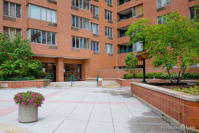 property at 801 S Plymouth Ct