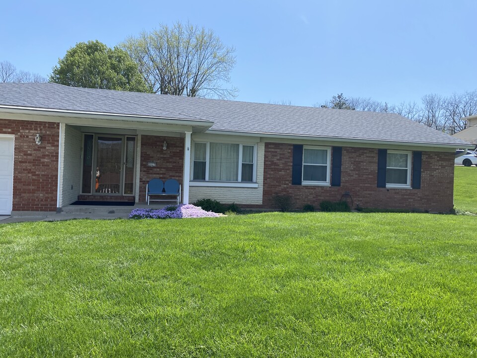 2027 Rolling Hills Blvd in Fairfield, OH - Building Photo