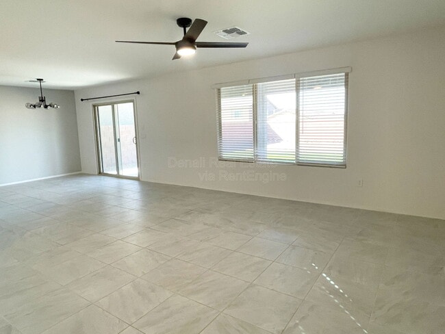 8010 S Golden Bell Dr in Tucson, AZ - Building Photo - Building Photo