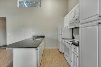 SORRENTO in Stockton, CA - Foto de edificio - Building Photo